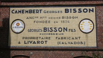 Mur décoré de l'ancienne usine Bisson à Livarot